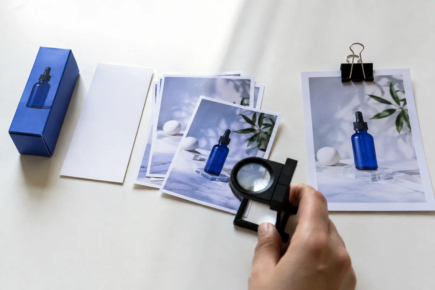 A product-photo draft is inspected before final selection.