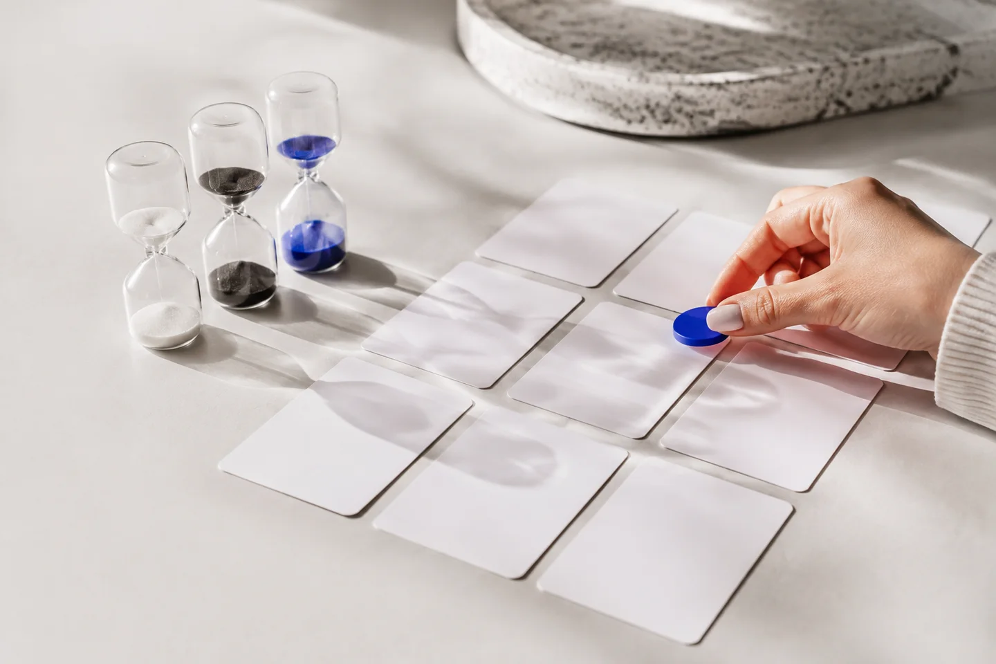 Hourglasses and blank cards support a controlled posting-time experiment.