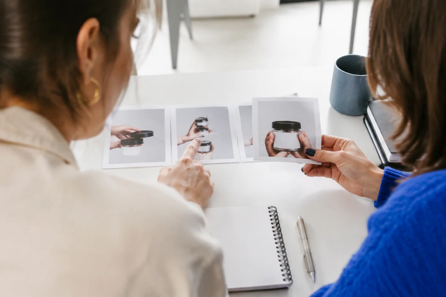 Two reviewers clarify a product demonstration by comparing frames.